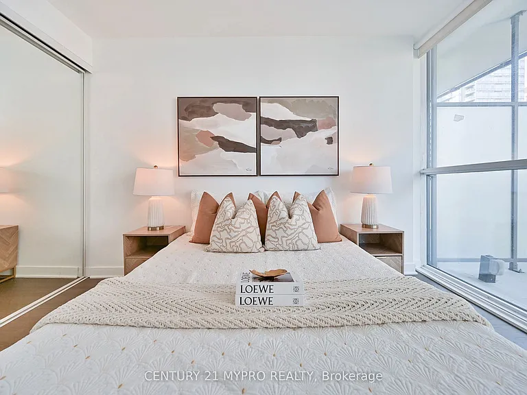 15 Grenville St #1007 — Photo 16