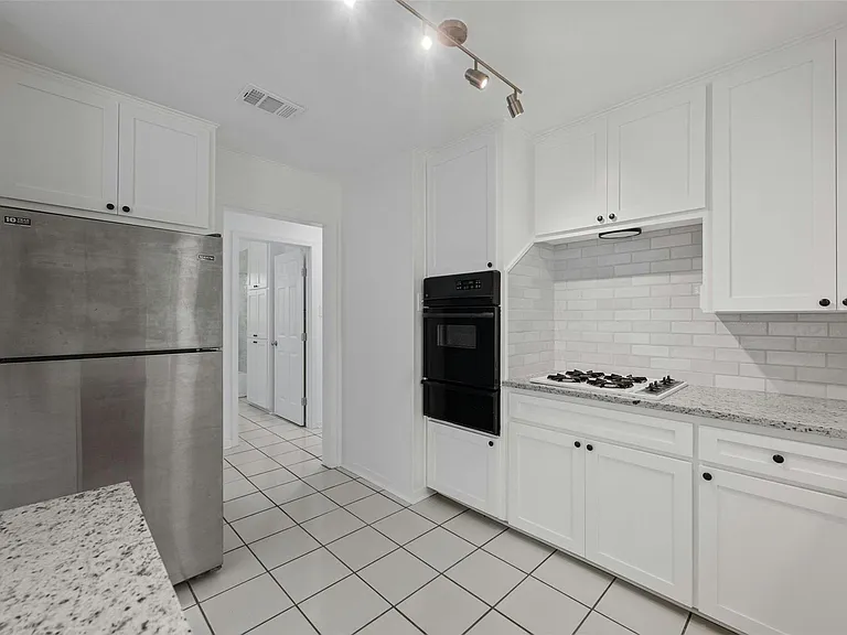 2409 Devonshire Dr — Photo 8