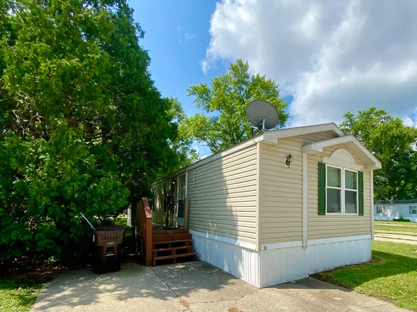 18 Bridle Ln, Monticello, IL 61856