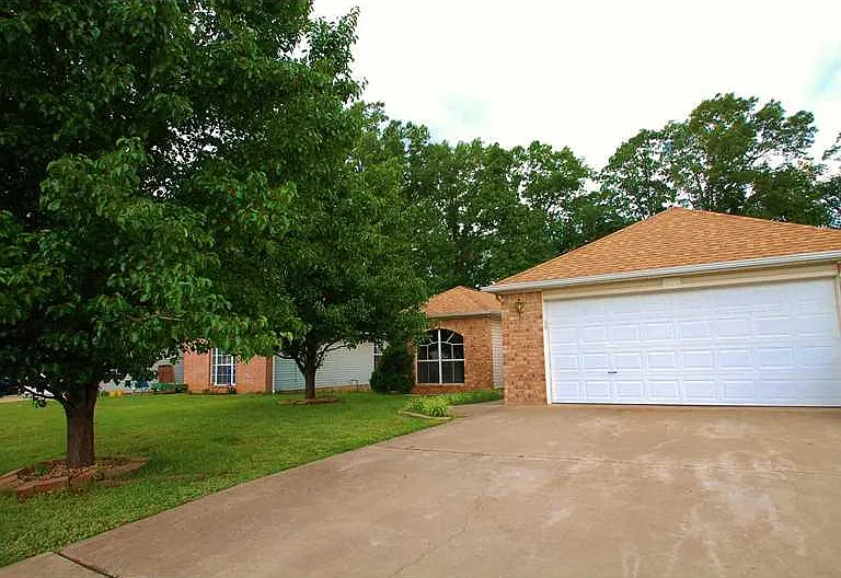 1505 Crescent St — Photo 3