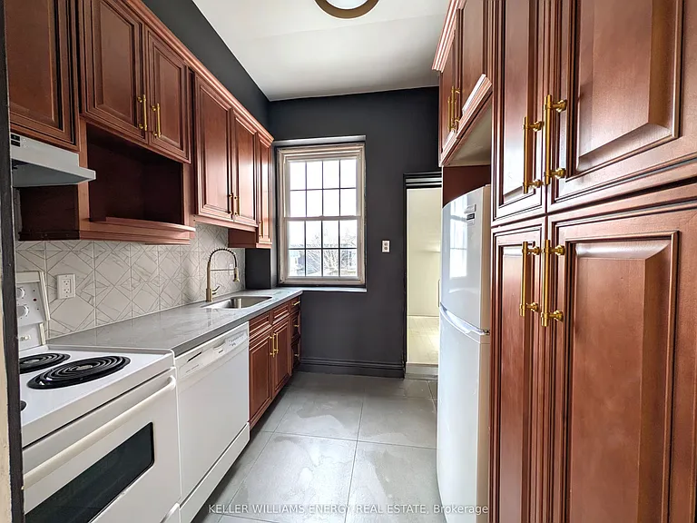 35 King St #4 — Photo 19