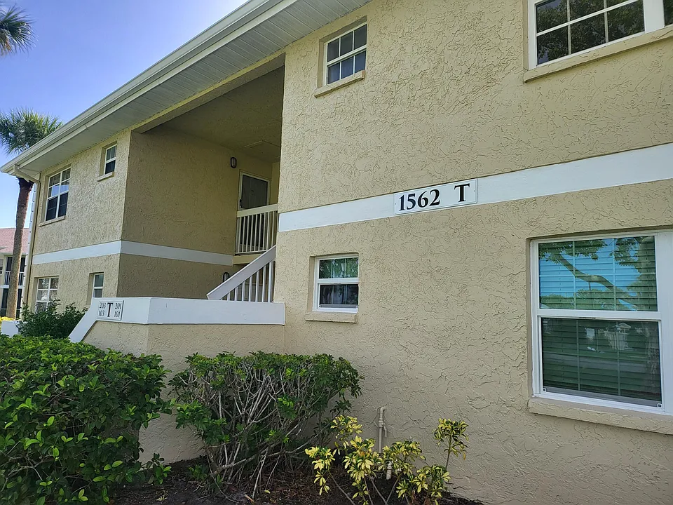 1562 SE Royal Green Cir #201