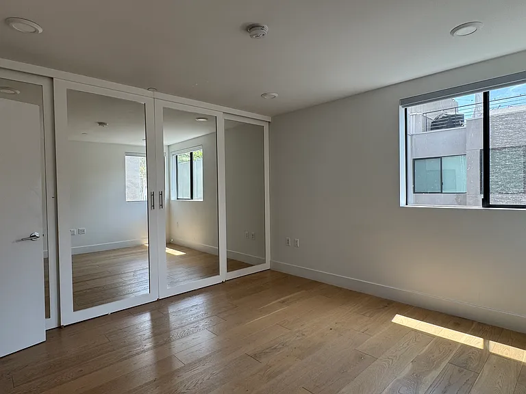 2172 Clifford St — Photo 12