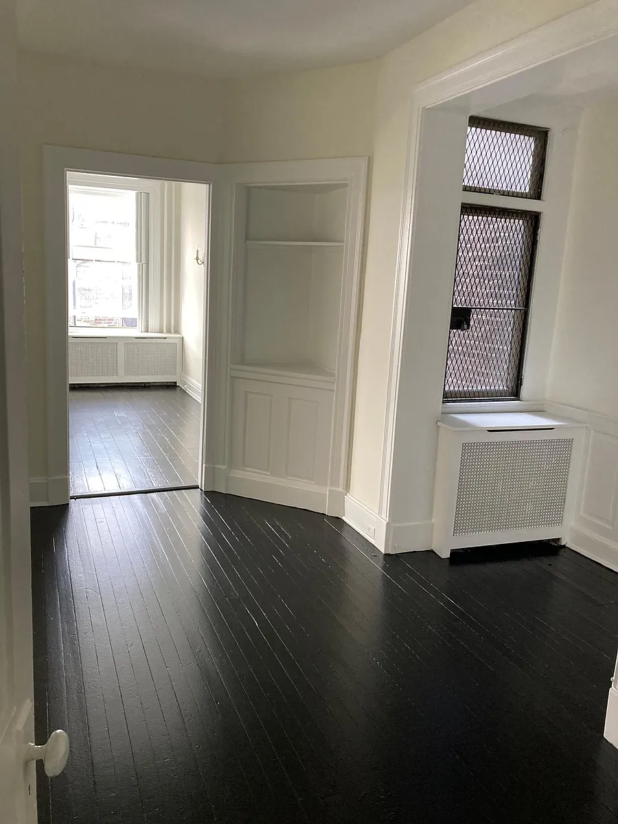 Large entry - 8 W Read St