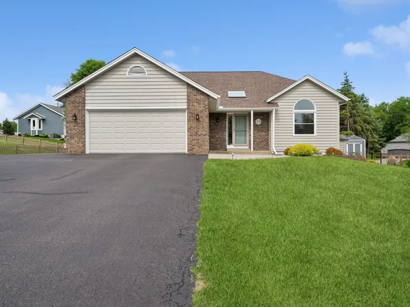 385 Highwood Drive Cir, Chaska, MN 55318