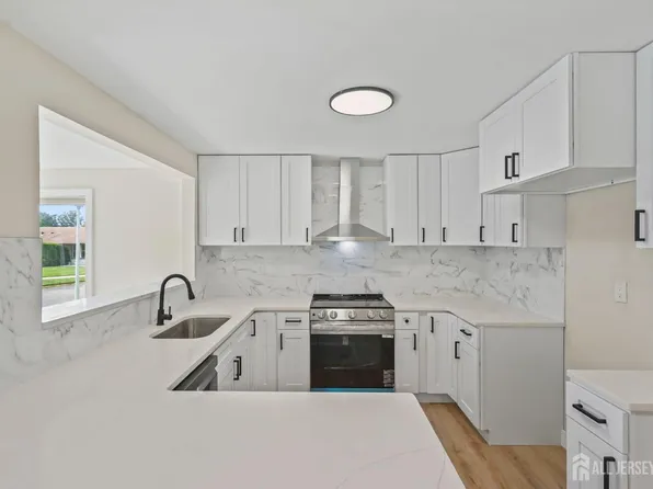 164 Kalmia Plz, Monroe Township, NJ 08831