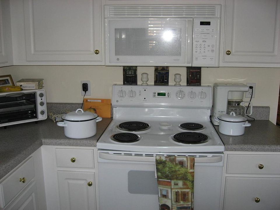 Kitchen (Older photo wall have been repainted)