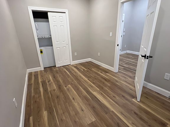 5th image of 219 Mallory Ave #3