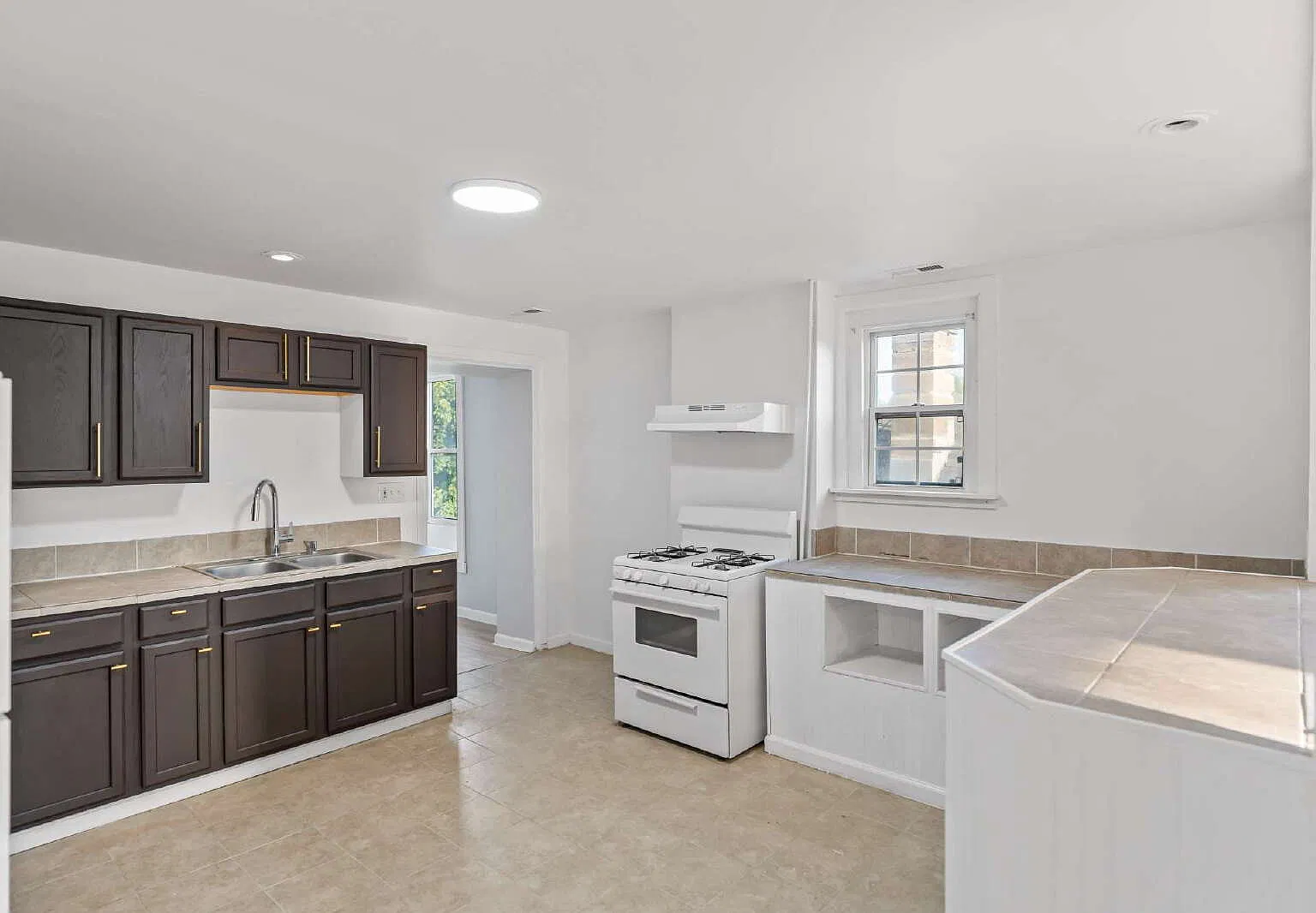 3 bed, 1.0 bath, 1250 sqft, $1,600 — Photo 2