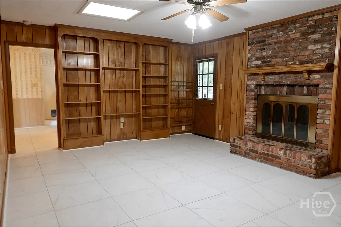 4 bed, 2.0 bath, 2550 sqft, $2,350 — Photo 3