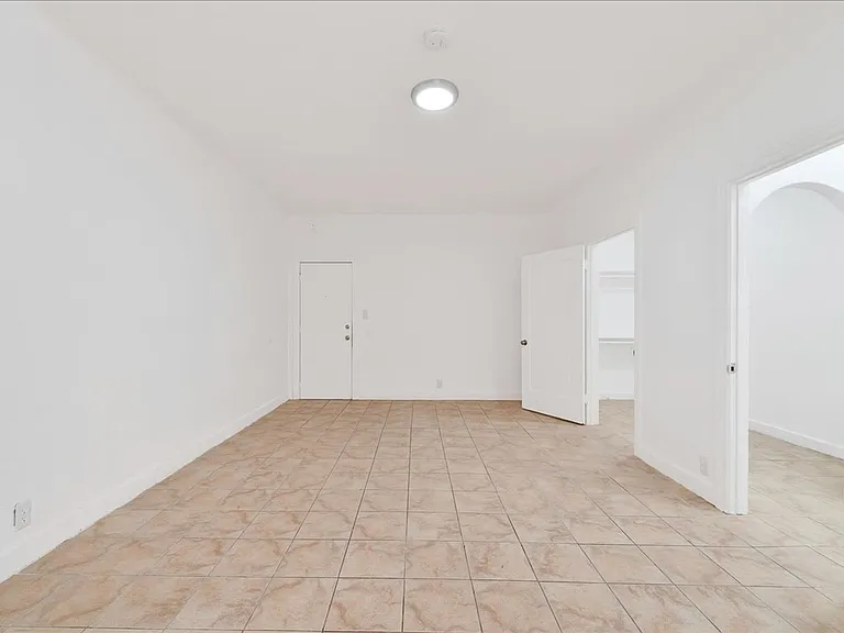 1475 W Adams Blvd #102 — Photo 4