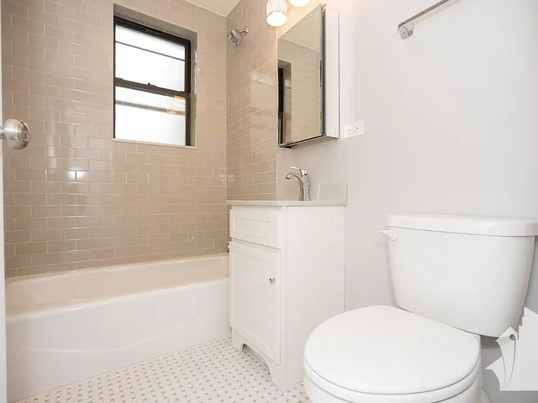 827 W Lakeside Pl #204 — Photo 4