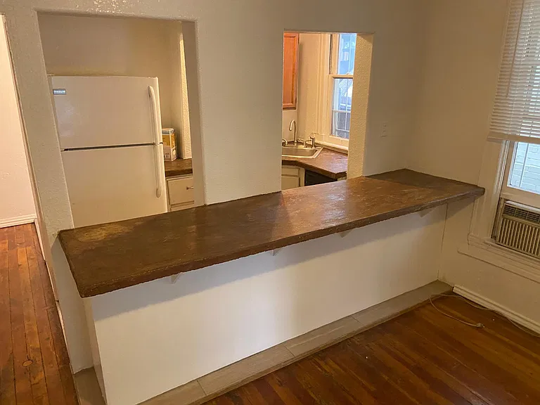Eat in counter top at kitchen