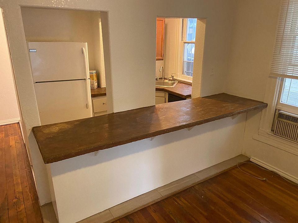 Eat in counter top at kitchen