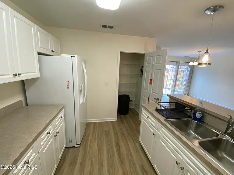 1041 Bridgeport Way — Photo 11