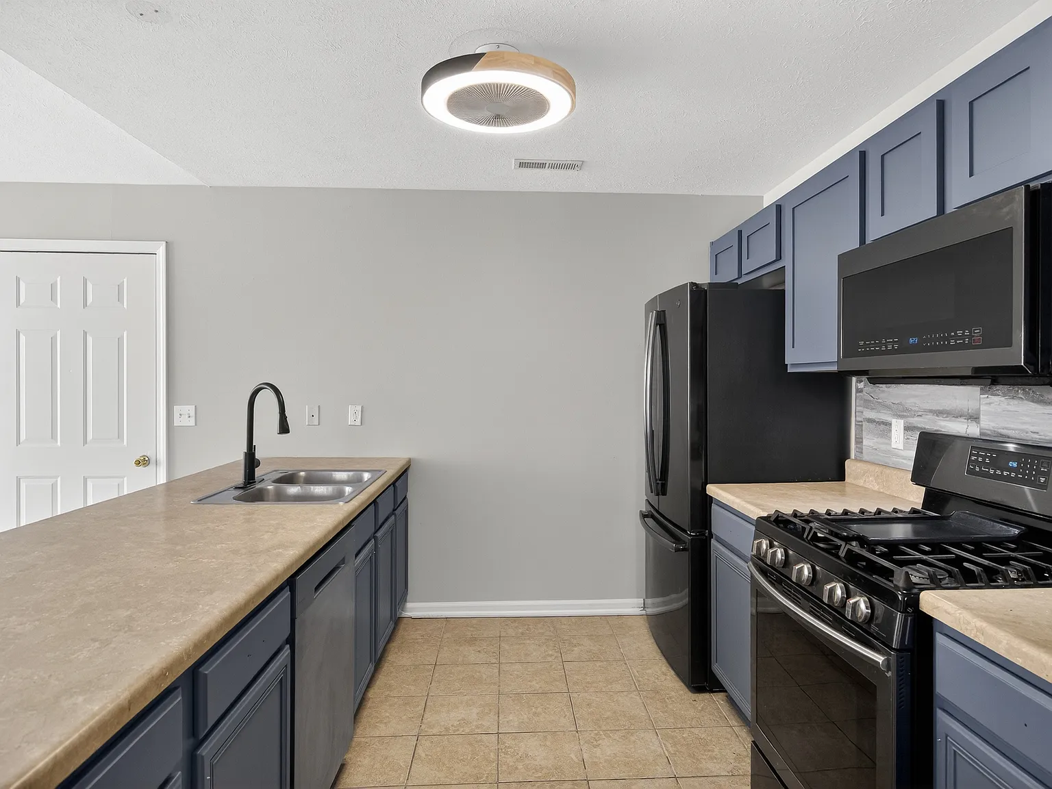 2 bed, 1376 sqft, $1,800 — Photo 4