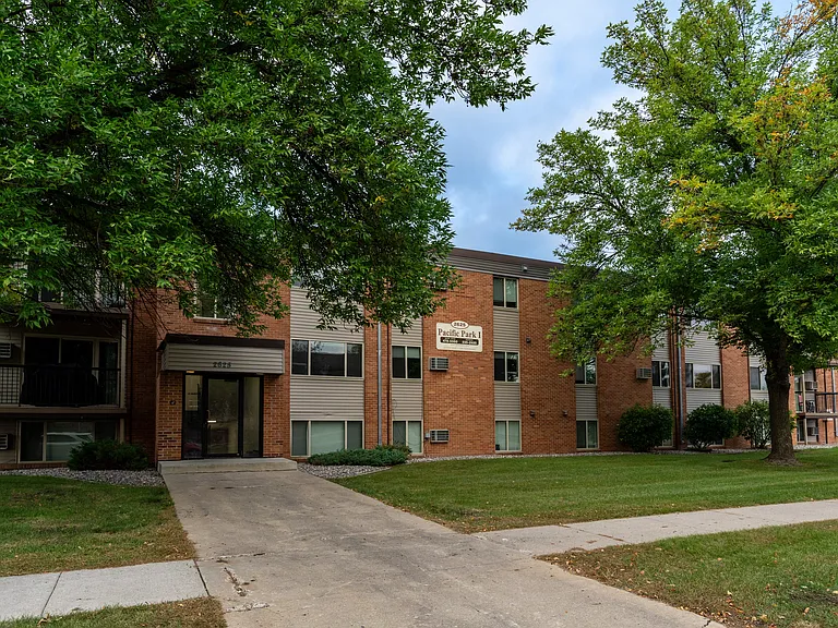 Fargo, ND Pacific Park Apartments | Exterior