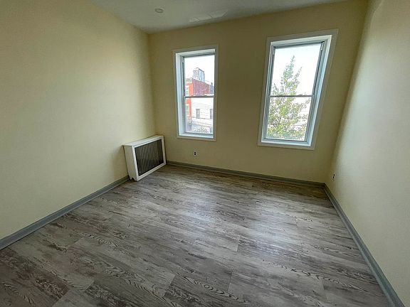 3rd image of 9-18 34th Ave Floor 1