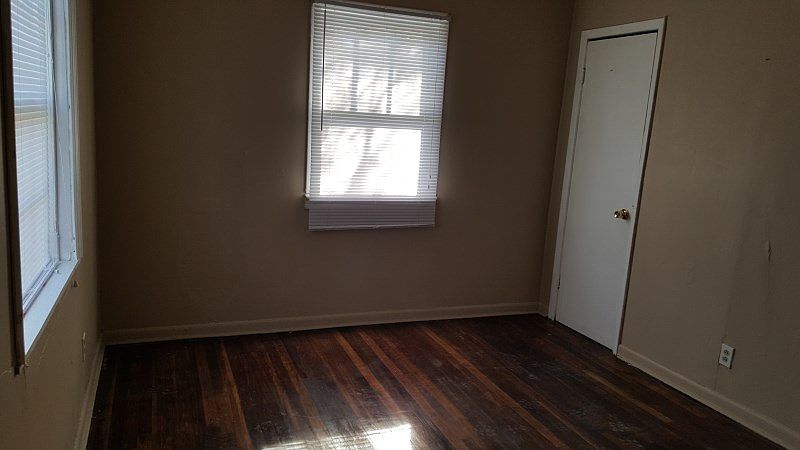 2nd image of 916 Avenue T
