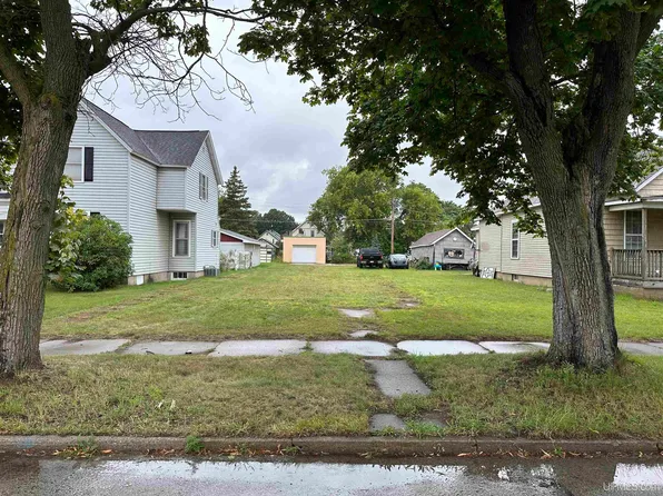 321 N 14th St, Escanaba, MI 49829