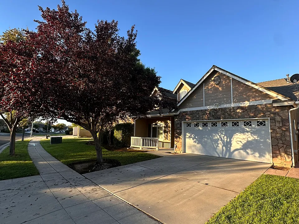 3249 N Arroyo Ave