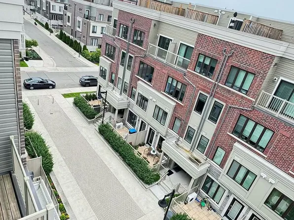 95 Eastwood Park Gdns #27, Toronto, ON M8W 0B9