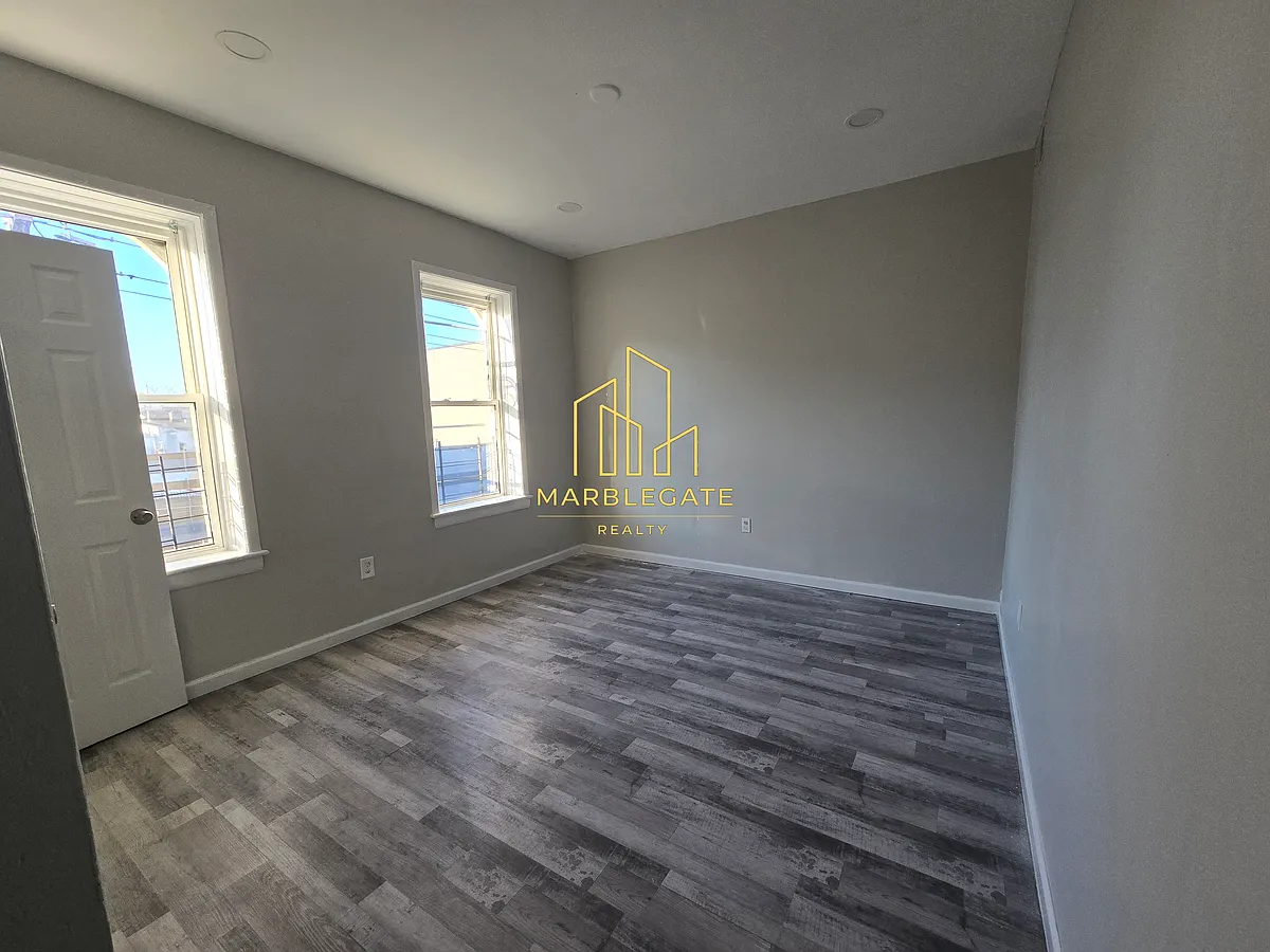 Building Photo - 411 N 5th St #33A