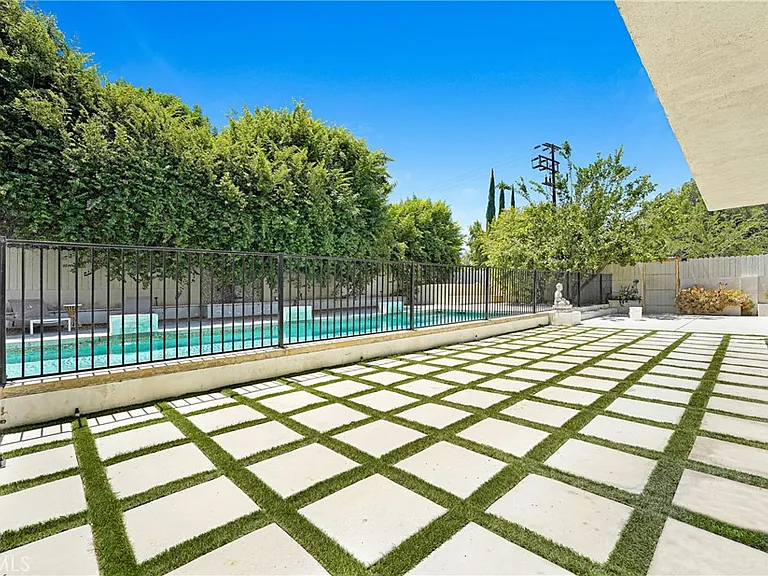 22450 Collins St — Photo 63