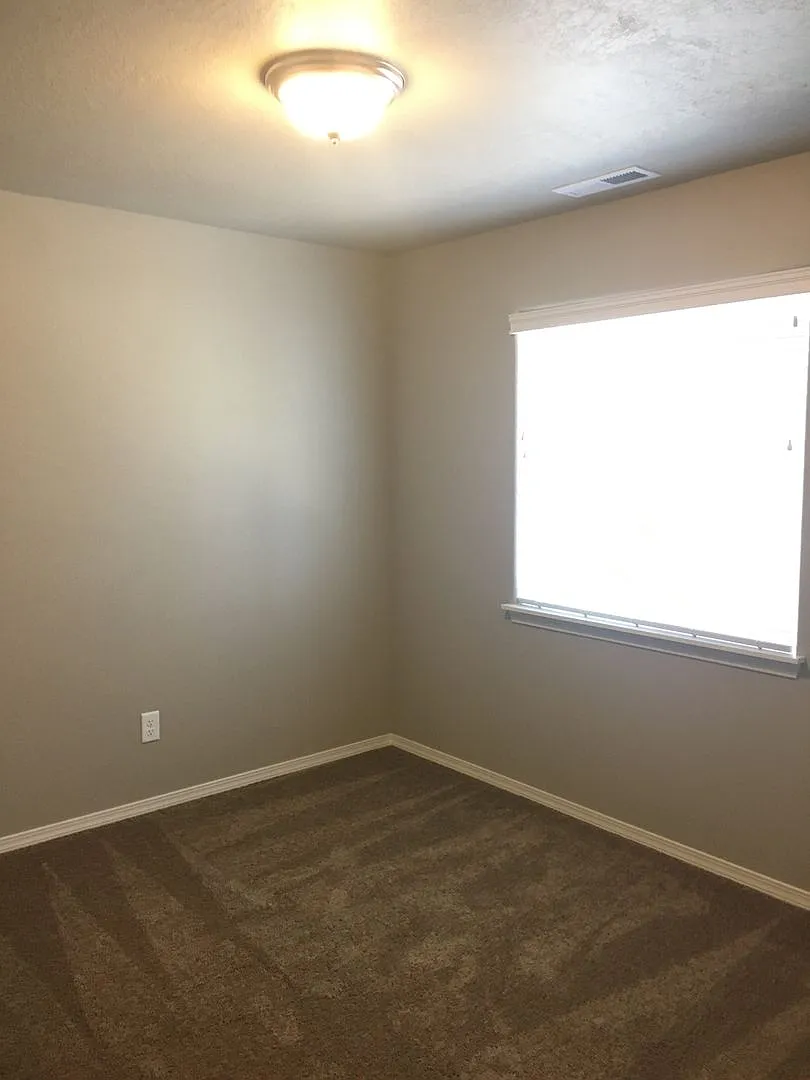 2 Bedroom / 1 Bathroom Cottage in SW Redmond OR — Photo 4