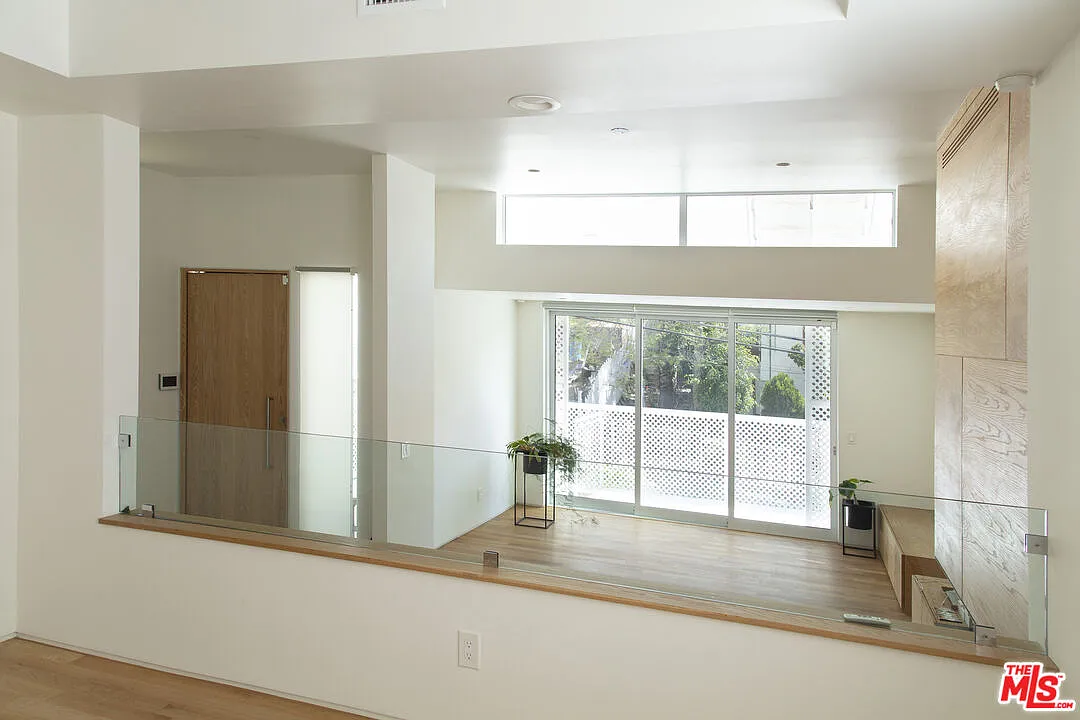 2 bed, 2.5 bath, 1924 sqft, $7,000 — Photo 3