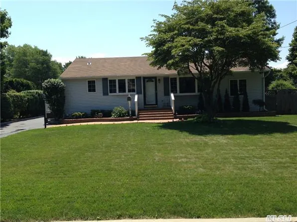 44 Eugene Dr, Kings Park, NY 11754