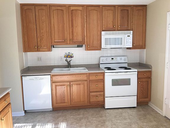 Kitchen with full appliances