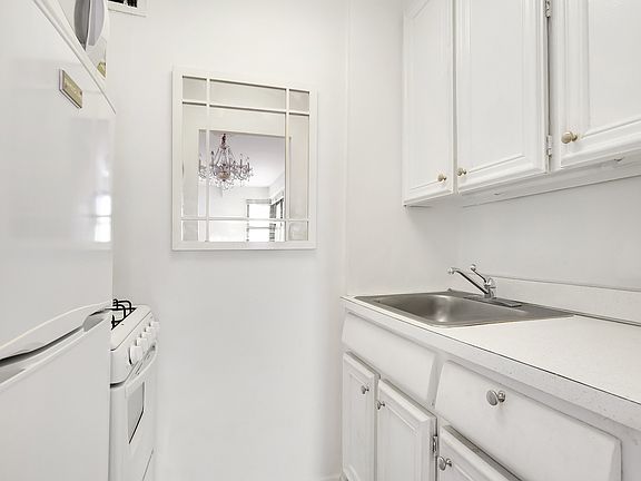 4th image of 240 E 76th St APT 15A