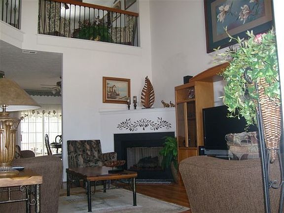 Beautiful Open and Sacious Family Room