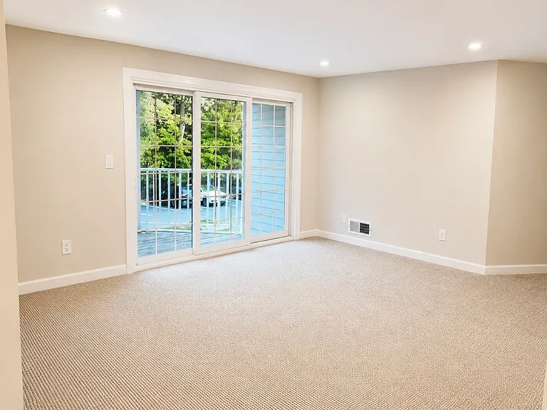 601 Lilac Ln — Photo 2