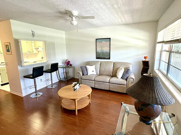 201 Canterbury Dr W #I — Photo 3