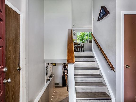 5th image of 178 Macneil Pl