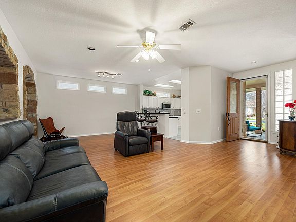 5th image of 118 Bass St