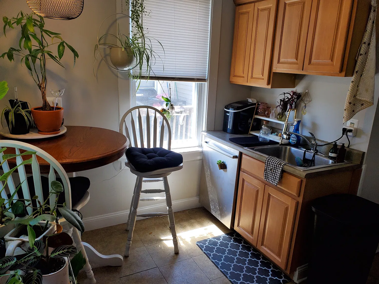 2 bed, 1100 sqft, $2,100 — Photo 2