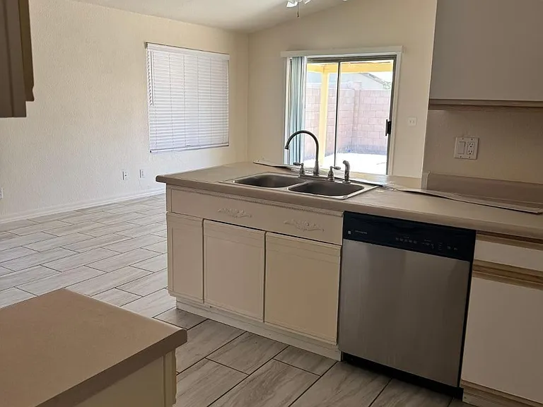 8563 W Mission Ln — Photo 5