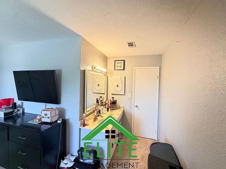 6701 Hillglen Way — Photo 11