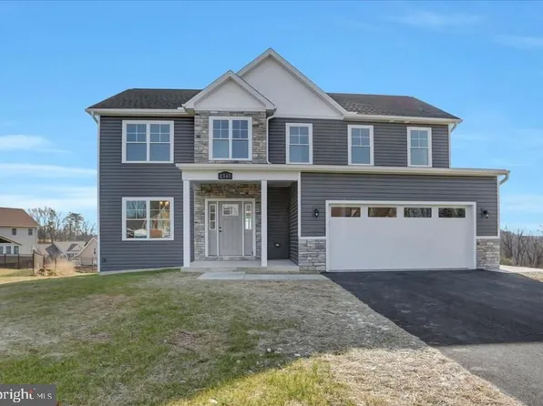 2347 Castlegreen Dr, Greencastle, PA 17225