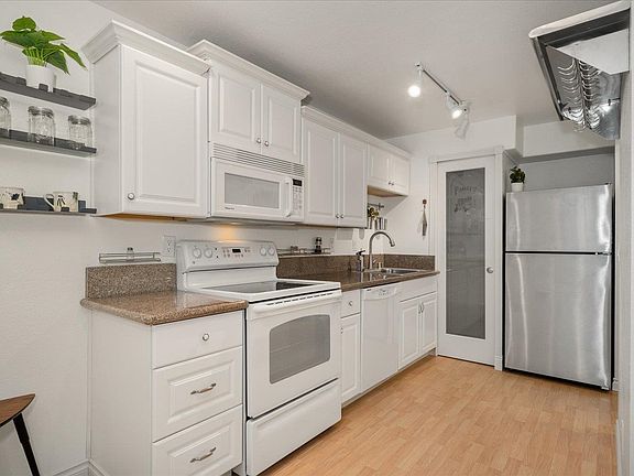 4th image of 215 S Chestnut St