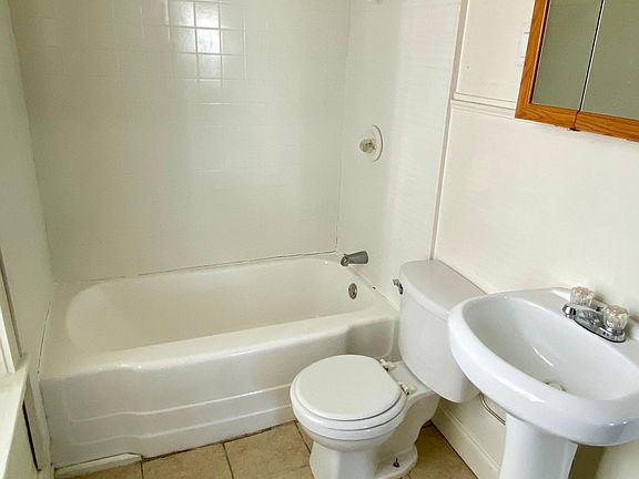 4th image of 1017 W 39th St #3