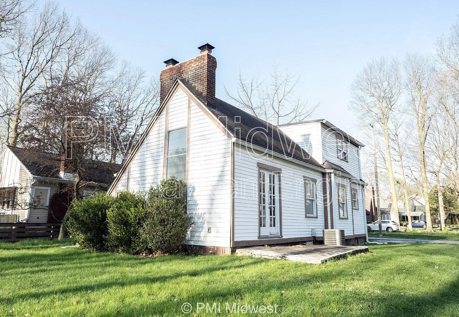 3 bed, 1.0 bath, 1122 sqft, $1,379 — Photo 1