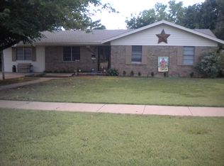 702 East St, Graham, TX 76450