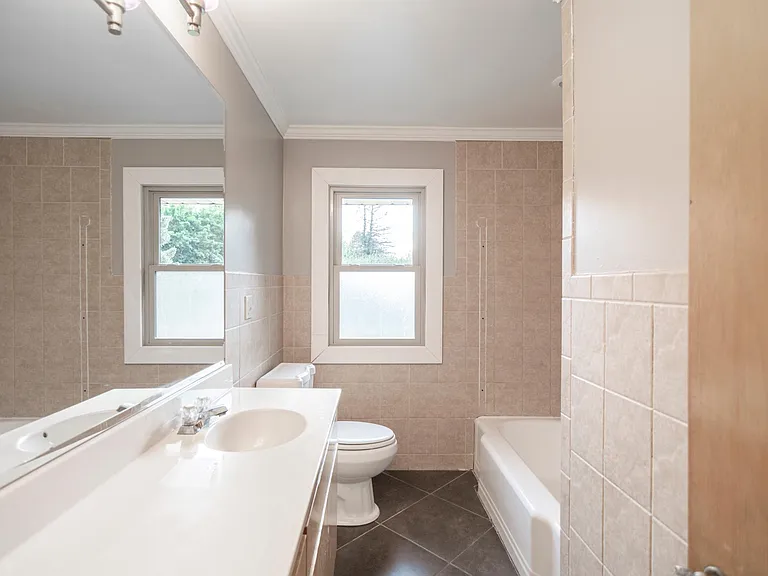 2241 Oxford St N #1 — Photo 15