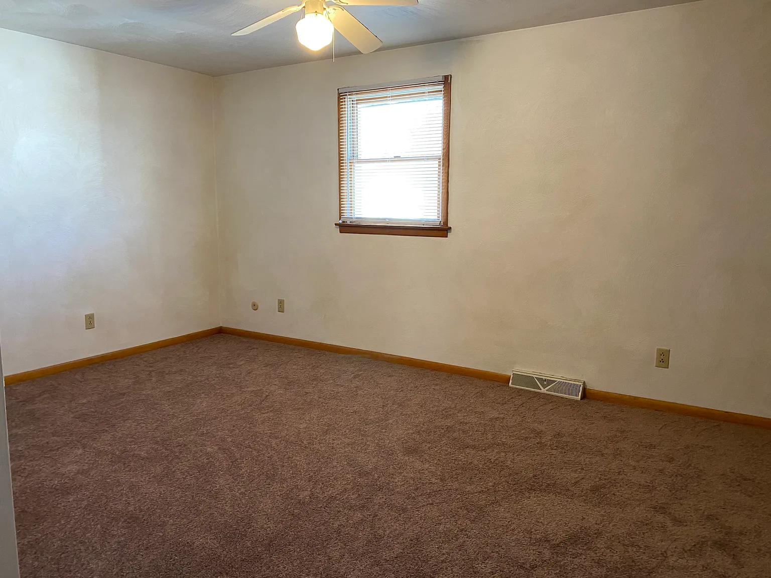 2 bedrooms 1.5 bath Triplex w/updates — Photo 4