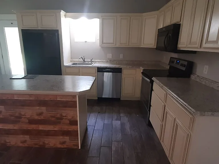 310 W Indiana St — Photo 11