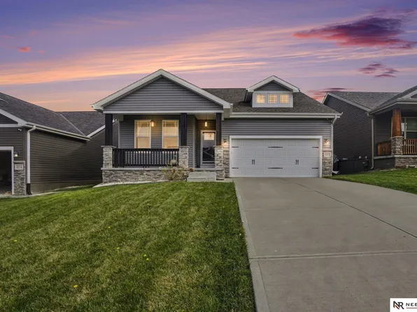 2212 Hedgeapple Rd, Plattsmouth, NE 68048